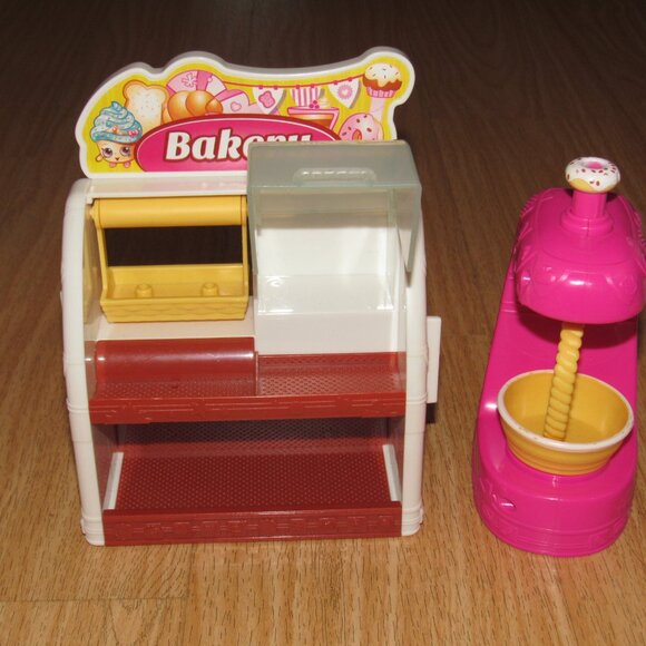 Shopkins Playsets Fashion Boutique Bakery Store Checkout Gumball Machine - Picture 5 of 8